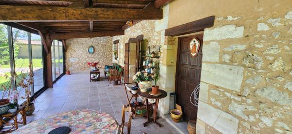 Authentique longère familiale avec piscine et grands volumes !