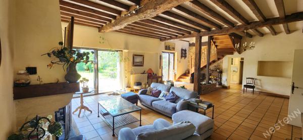 Authentique longère familiale avec piscine et grands volumes !