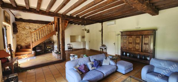 Authentique longère familiale avec piscine et grands volumes !