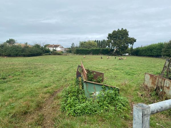 Superbe terrain à vendre hors lotissement de près de 700 m² à SAUJON