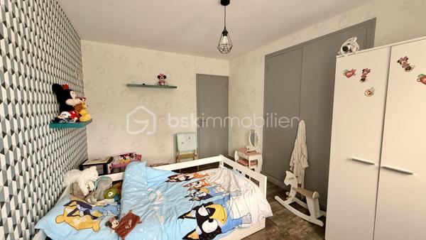 Axelle mandataire BSK IMMOBILIER vous propose cet ensemble immobilier situé à Sainte-Opportune, à seulement 6 minutes de Briouze. 

Cette belle propriété rénovée depuis 2020, implantée sur un terrain de 1,4 hectare offre une surface habitable d’environ 187 m². 
Au rez-de-chaussée, elle se compose d’une cuisine équipée ouverte sur un salon-séjour d’environ 35 m² plein de charme grâce à ses pierres apparantes, d’une chambre, d’une salle d’eau et de WC séparé. 
À l’étage, vous trouverez cinq chambres, dont une restant à terminer de rénover, ainsi qu’une salle de bains avec douche et des WC.

La propriété dispose également d’un sous-sol complet, de fenêtres PVC double vitrage, d’un chauffage central aux granulés complété par un poêle à bois, ainsi que d’un puits en complément de l’eau de ville. 
À l’extérieur, l’éclairage est programmé et la propriété bénéficie également d’un système de video surveillance et d’un portail automatique.

Un ensemble d’environ 700 m² de bâtiments complète ce bien, avec notamment une salle de réception , des hangars..

Enfin, vous allez être charmé par le toit terrasse qui vous offrira une vue panoramique sur les paysages verdoyants environnants

Une propriété aux nombreuses possibilités !

Contactez-moi au 07 62 82 65 78 ou par email à : a.barbey@bskimmobilier.com pour organiser une visite !
