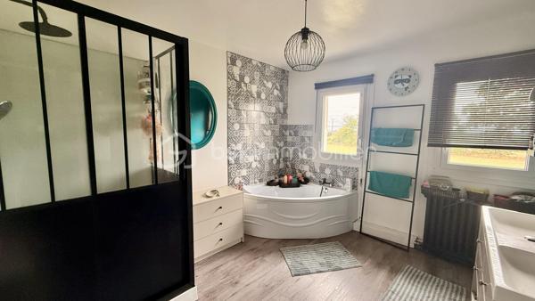 Axelle mandataire BSK IMMOBILIER vous propose cet ensemble immobilier situé à Sainte-Opportune, à seulement 6 minutes de Briouze. 

Cette belle propriété rénovée depuis 2020, implantée sur un terrain de 1,4 hectare offre une surface habitable d’environ 187 m². 
Au rez-de-chaussée, elle se compose d’une cuisine équipée ouverte sur un salon-séjour d’environ 35 m² plein de charme grâce à ses pierres apparantes, d’une chambre, d’une salle d’eau et de WC séparé. 
À l’étage, vous trouverez cinq chambres, dont une restant à terminer de rénover, ainsi qu’une salle de bains avec douche et des WC.

La propriété dispose également d’un sous-sol complet, de fenêtres PVC double vitrage, d’un chauffage central aux granulés complété par un poêle à bois, ainsi que d’un puits en complément de l’eau de ville. 
À l’extérieur, l’éclairage est programmé et la propriété bénéficie également d’un système de video surveillance et d’un portail automatique.

Un ensemble d’environ 700 m² de bâtiments complète ce bien, avec notamment une salle de réception , des hangars..

Enfin, vous allez être charmé par le toit terrasse qui vous offrira une vue panoramique sur les paysages verdoyants environnants

Une propriété aux nombreuses possibilités !

Contactez-moi au 07 62 82 65 78 ou par email à : a.barbey@bskimmobilier.com pour organiser une visite !