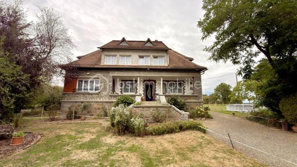 Axelle mandataire BSK IMMOBILIER vous propose cet ensemble immobilier situé à Sainte-Opportune, à seulement 6 minutes de Briouze. 

Cette belle propriété rénovée depuis 2020, implantée sur un terrain de 1,4 hectare offre une surface habitable d’environ 187 m². 
Au rez-de-chaussée, elle se compose d’une cuisine équipée ouverte sur un salon-séjour d’environ 35 m² plein de charme grâce à ses pierres apparantes, d’une chambre, d’une salle d’eau et de WC séparé. 
À l’étage, vous trouverez cinq chambres, dont une restant à terminer de rénover, ainsi qu’une salle de bains avec douche et des WC.

La propriété dispose également d’un sous-sol complet, de fenêtres PVC double vitrage, d’un chauffage central aux granulés complété par un poêle à bois, ainsi que d’un puits en complément de l’eau de ville. 
À l’extérieur, l’éclairage est programmé et la propriété bénéficie également d’un système de video surveillance et d’un portail automatique.

Un ensemble d’environ 700 m² de bâtiments complète ce bien, avec notamment une salle de réception , des hangars..

Enfin, vous allez être charmé par le toit terrasse qui vous offrira une vue panoramique sur les paysages verdoyants environnants

Une propriété aux nombreuses possibilités !

Contactez-moi au 07 62 82 65 78 ou par email à : a.barbey@bskimmobilier.com pour organiser une visite !