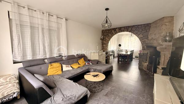 Axelle mandataire BSK IMMOBILIER vous propose cet ensemble immobilier situé à Sainte-Opportune, à seulement 6 minutes de Briouze. 

Cette belle propriété rénovée depuis 2020, implantée sur un terrain de 1,4 hectare offre une surface habitable d’environ 187 m². 
Au rez-de-chaussée, elle se compose d’une cuisine équipée ouverte sur un salon-séjour d’environ 35 m² plein de charme grâce à ses pierres apparantes, d’une chambre, d’une salle d’eau et de WC séparé. 
À l’étage, vous trouverez cinq chambres, dont une restant à terminer de rénover, ainsi qu’une salle de bains avec douche et des WC.

La propriété dispose également d’un sous-sol complet, de fenêtres PVC double vitrage, d’un chauffage central aux granulés complété par un poêle à bois, ainsi que d’un puits en complément de l’eau de ville. 
À l’extérieur, l’éclairage est programmé et la propriété bénéficie également d’un système de video surveillance et d’un portail automatique.

Un ensemble d’environ 700 m² de bâtiments complète ce bien, avec notamment une salle de réception , des hangars..

Enfin, vous allez être charmé par le toit terrasse qui vous offrira une vue panoramique sur les paysages verdoyants environnants

Une propriété aux nombreuses possibilités !

Contactez-moi au 07 62 82 65 78 ou par email à : a.barbey@bskimmobilier.com pour organiser une visite !