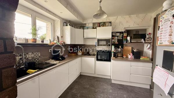 Axelle mandataire BSK IMMOBILIER vous propose cet ensemble immobilier situé à Sainte-Opportune, à seulement 6 minutes de Briouze. 

Cette belle propriété rénovée depuis 2020, implantée sur un terrain de 1,4 hectare offre une surface habitable d’environ 187 m². 
Au rez-de-chaussée, elle se compose d’une cuisine équipée ouverte sur un salon-séjour d’environ 35 m² plein de charme grâce à ses pierres apparantes, d’une chambre, d’une salle d’eau et de WC séparé. 
À l’étage, vous trouverez cinq chambres, dont une restant à terminer de rénover, ainsi qu’une salle de bains avec douche et des WC.

La propriété dispose également d’un sous-sol complet, de fenêtres PVC double vitrage, d’un chauffage central aux granulés complété par un poêle à bois, ainsi que d’un puits en complément de l’eau de ville. 
À l’extérieur, l’éclairage est programmé et la propriété bénéficie également d’un système de video surveillance et d’un portail automatique.

Un ensemble d’environ 700 m² de bâtiments complète ce bien, avec notamment une salle de réception , des hangars..

Enfin, vous allez être charmé par le toit terrasse qui vous offrira une vue panoramique sur les paysages verdoyants environnants

Une propriété aux nombreuses possibilités !

Contactez-moi au 07 62 82 65 78 ou par email à : a.barbey@bskimmobilier.com pour organiser une visite !