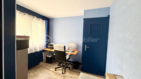 Axelle mandataire BSK IMMOBILIER vous propose cet ensemble immobilier situé à Sainte-Opportune, à seulement 6 minutes de Briouze. 

Cette belle propriété rénovée depuis 2020, implantée sur un terrain de 1,4 hectare offre une surface habitable d’environ 187 m². 
Au rez-de-chaussée, elle se compose d’une cuisine équipée ouverte sur un salon-séjour d’environ 35 m² plein de charme grâce à ses pierres apparantes, d’une chambre, d’une salle d’eau et de WC séparé. 
À l’étage, vous trouverez cinq chambres, dont une restant à terminer de rénover, ainsi qu’une salle de bains avec douche et des WC.

La propriété dispose également d’un sous-sol complet, de fenêtres PVC double vitrage, d’un chauffage central aux granulés complété par un poêle à bois, ainsi que d’un puits en complément de l’eau de ville. 
À l’extérieur, l’éclairage est programmé et la propriété bénéficie également d’un système de video surveillance et d’un portail automatique.

Un ensemble d’environ 700 m² de bâtiments complète ce bien, avec notamment une salle de réception , des hangars..

Enfin, vous allez être charmé par le toit terrasse qui vous offrira une vue panoramique sur les paysages verdoyants environnants

Une propriété aux nombreuses possibilités !

Contactez-moi au 07 62 82 65 78 ou par email à : a.barbey@bskimmobilier.com pour organiser une visite !