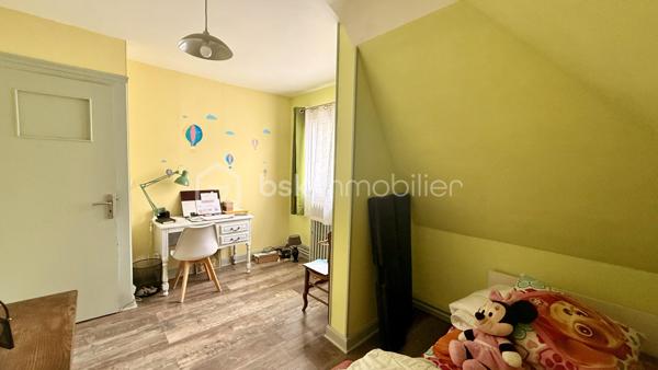 Axelle mandataire BSK IMMOBILIER vous propose cet ensemble immobilier situé à Sainte-Opportune, à seulement 6 minutes de Briouze. 

Cette belle propriété rénovée depuis 2020, implantée sur un terrain de 1,4 hectare offre une surface habitable d’environ 187 m². 
Au rez-de-chaussée, elle se compose d’une cuisine équipée ouverte sur un salon-séjour d’environ 35 m² plein de charme grâce à ses pierres apparantes, d’une chambre, d’une salle d’eau et de WC séparé. 
À l’étage, vous trouverez cinq chambres, dont une restant à terminer de rénover, ainsi qu’une salle de bains avec douche et des WC.

La propriété dispose également d’un sous-sol complet, de fenêtres PVC double vitrage, d’un chauffage central aux granulés complété par un poêle à bois, ainsi que d’un puits en complément de l’eau de ville. 
À l’extérieur, l’éclairage est programmé et la propriété bénéficie également d’un système de video surveillance et d’un portail automatique.

Un ensemble d’environ 700 m² de bâtiments complète ce bien, avec notamment une salle de réception , des hangars..

Enfin, vous allez être charmé par le toit terrasse qui vous offrira une vue panoramique sur les paysages verdoyants environnants

Une propriété aux nombreuses possibilités !

Contactez-moi au 07 62 82 65 78 ou par email à : a.barbey@bskimmobilier.com pour organiser une visite !