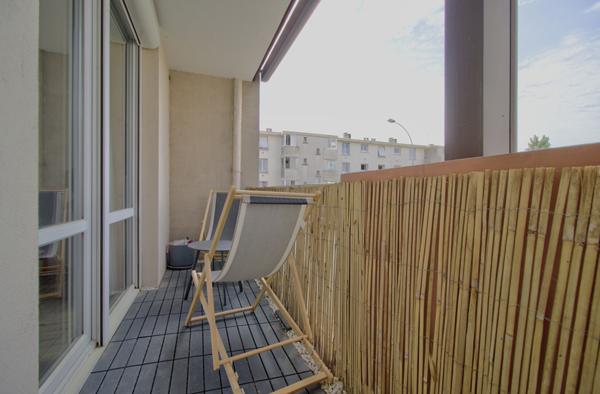 AGEN - Appartement T3 bis traversant et lumineux de 73m² avec un garage, deux balcons et une cave.