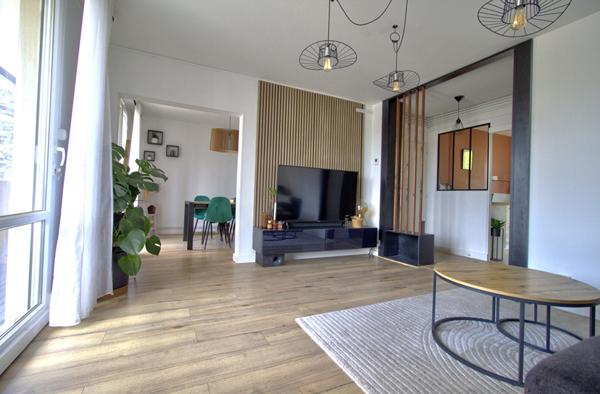 AGEN - Appartement T3 bis traversant et lumineux de 73m² avec un garage, deux balcons et une cave.