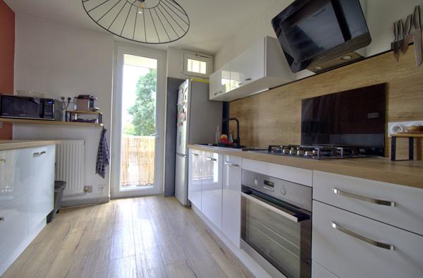 AGEN - Appartement T3 bis traversant et lumineux de 73m² avec un garage, deux balcons et une cave.