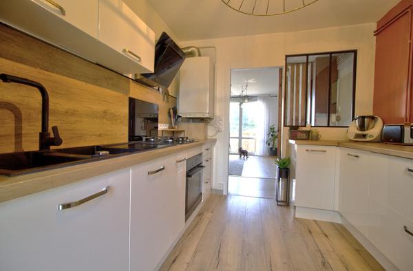 AGEN - Appartement T3 bis traversant et lumineux de 73m² avec un garage, deux balcons et une cave.