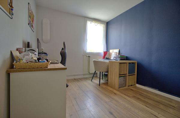 AGEN - Appartement T3 bis traversant et lumineux de 73m² avec un garage, deux balcons et une cave.