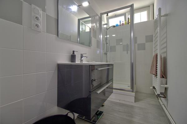 AGEN - Appartement T3 bis traversant et lumineux de 73m² avec un garage, deux balcons et une cave.