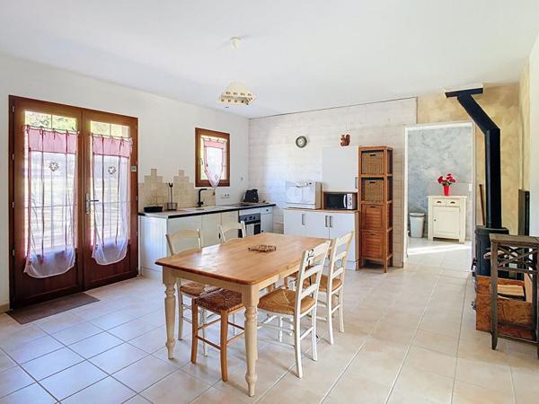 Ensemble contemporain avec maison principale, gîte indépendant, piscine chauffée et vaste terrain