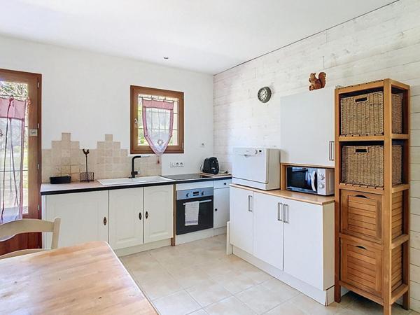 Ensemble contemporain avec maison principale, gîte indépendant, piscine chauffée et vaste terrain