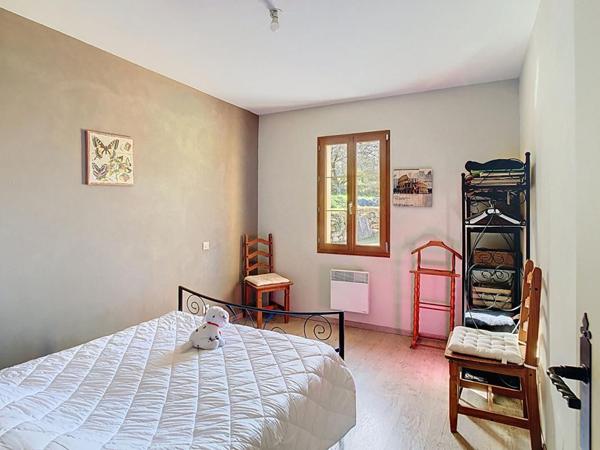 Ensemble contemporain avec maison principale, gîte indépendant, piscine chauffée et vaste terrain