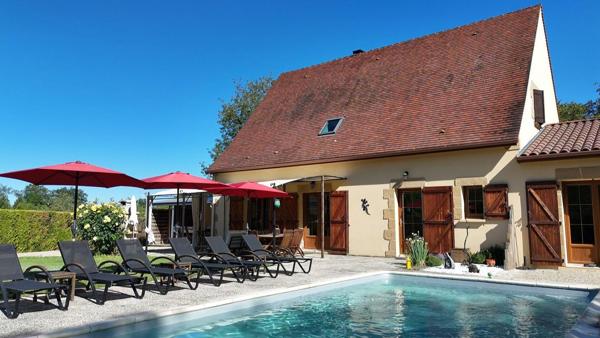 Ensemble contemporain avec maison principale, gîte indépendant, piscine chauffée et vaste terrain