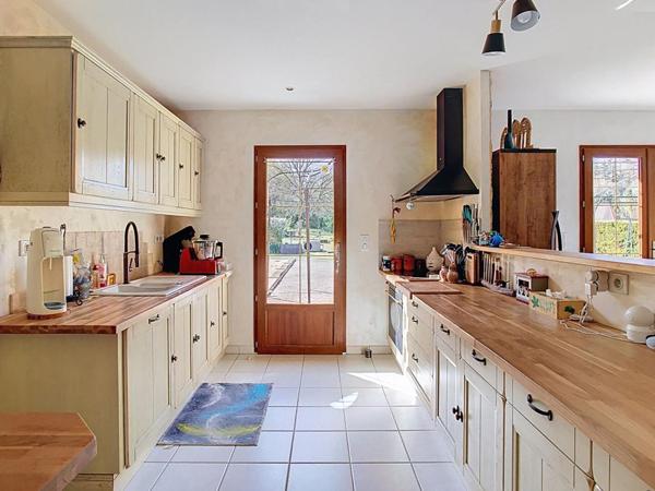 Ensemble contemporain avec maison principale, gîte indépendant, piscine chauffée et vaste terrain