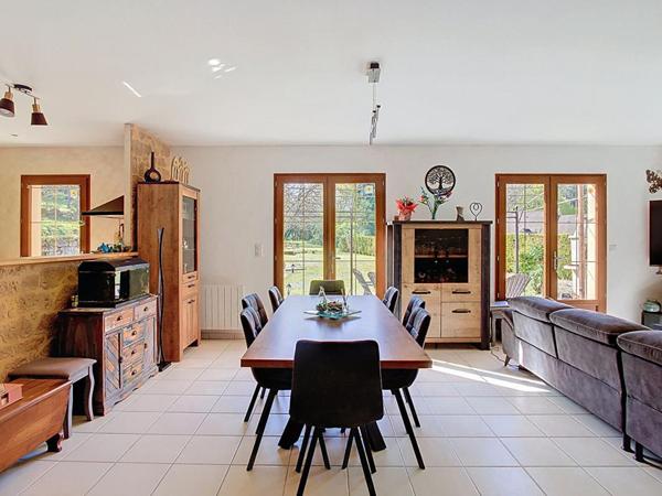 Ensemble contemporain avec maison principale, gîte indépendant, piscine chauffée et vaste terrain