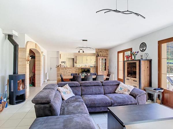 Ensemble contemporain avec maison principale, gîte indépendant, piscine chauffée et vaste terrain