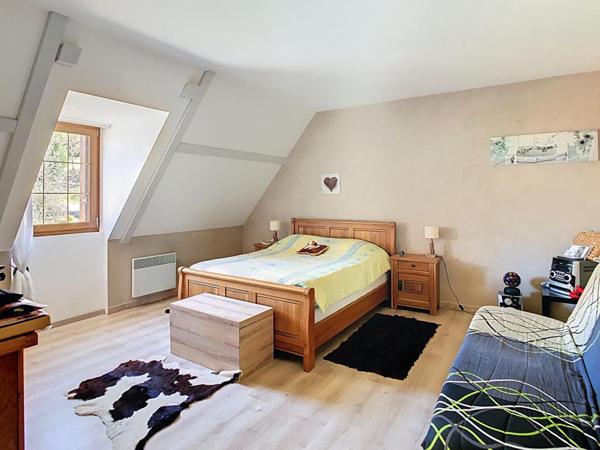 Ensemble contemporain avec maison principale, gîte indépendant, piscine chauffée et vaste terrain