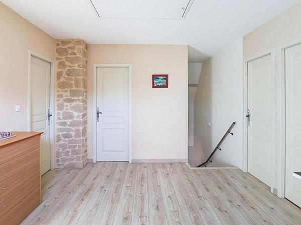 Ensemble contemporain avec maison principale, gîte indépendant, piscine chauffée et vaste terrain