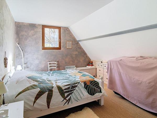 Ensemble contemporain avec maison principale, gîte indépendant, piscine chauffée et vaste terrain