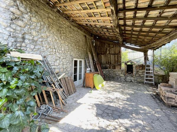 Maison Thoard 3 pièces 74 m2 + 170m2 dépendances sur 3.6 hectares