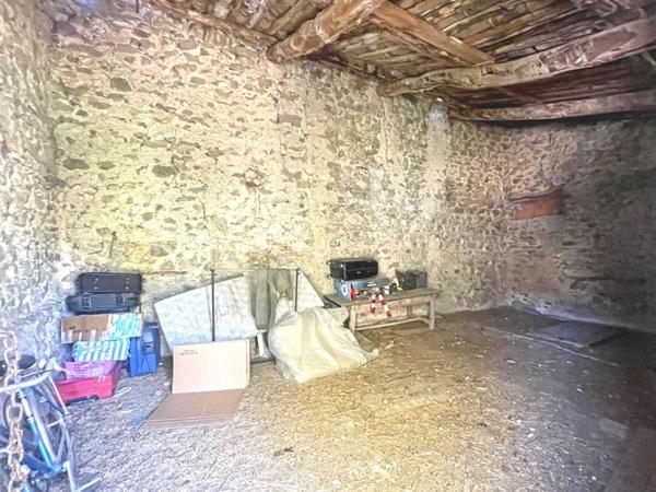 Maison Thoard 3 pièces 74 m2 + 170m2 dépendances sur 3.6 hectares