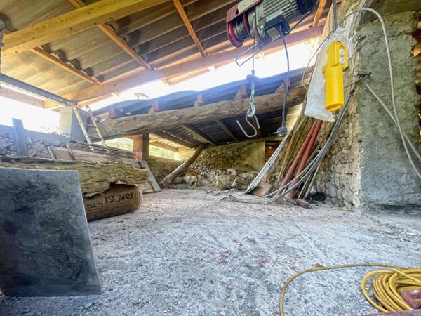 Maison Thoard 3 pièces 74 m2 + 170m2 dépendances sur 3.6 hectares