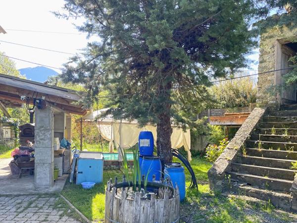 Maison Thoard 3 pièces 74 m2 + 170m2 dépendances sur 3.6 hectares