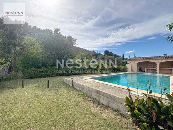 Maison de type 5 d'environ 180m² sur un terrain de 1000m² avec piscine