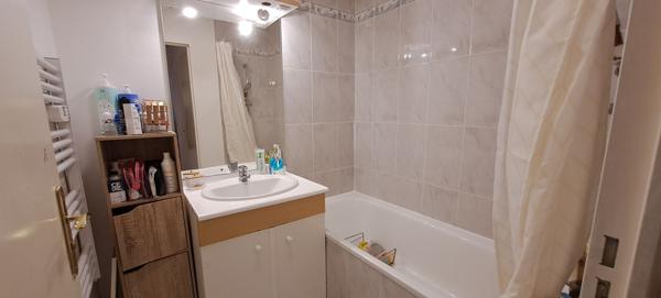 Appartement 3 pièces avec un balcon dans une résidence récente et 2 places de parking loué 780 € CC