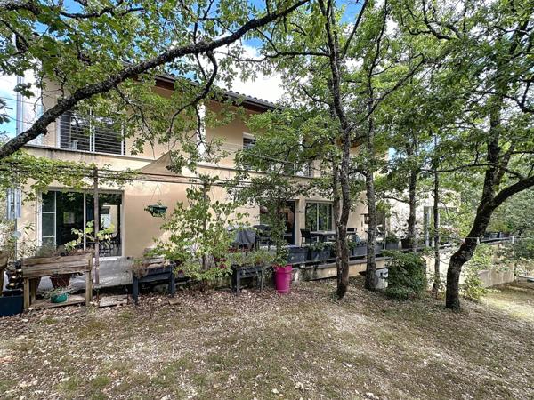 Maison contemporaine spacieuse et lumineuse avec piscine intérieure + un gite dans un cadre paisible  et boisé à 10 minutes de CahorS