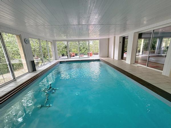 Maison contemporaine spacieuse et lumineuse avec piscine intérieure + un gite dans un cadre paisible  et boisé à 10 minutes de CahorS