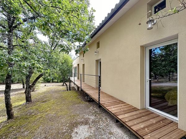 Maison contemporaine spacieuse et lumineuse avec piscine intérieure + un gite dans un cadre paisible  et boisé à 10 minutes de CahorS