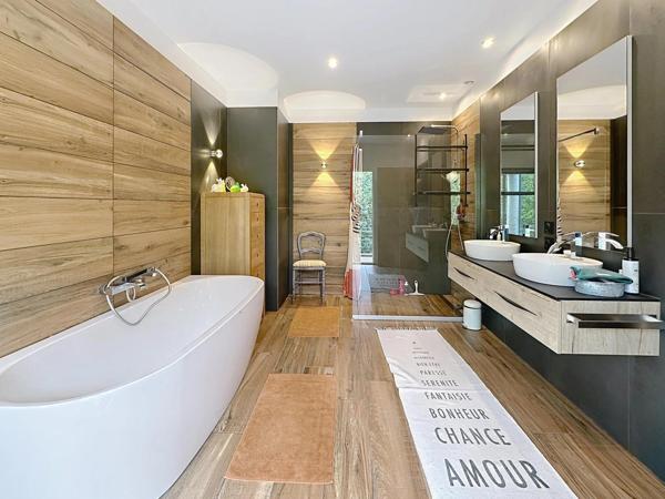 Maison contemporaine spacieuse et lumineuse avec piscine intérieure + un gite dans un cadre paisible  et boisé à 10 minutes de CahorS