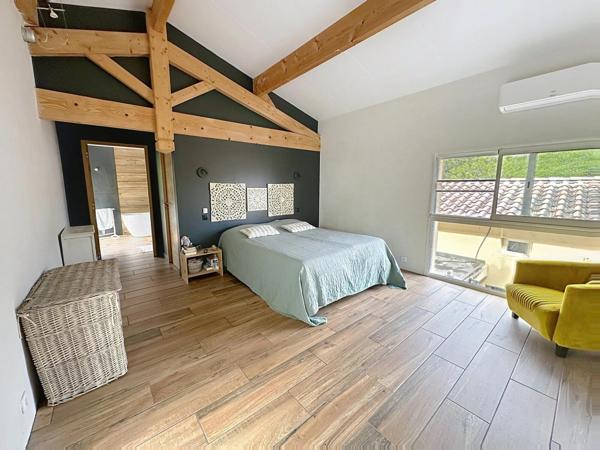 Maison contemporaine spacieuse et lumineuse avec piscine intérieure + un gite dans un cadre paisible  et boisé à 10 minutes de CahorS