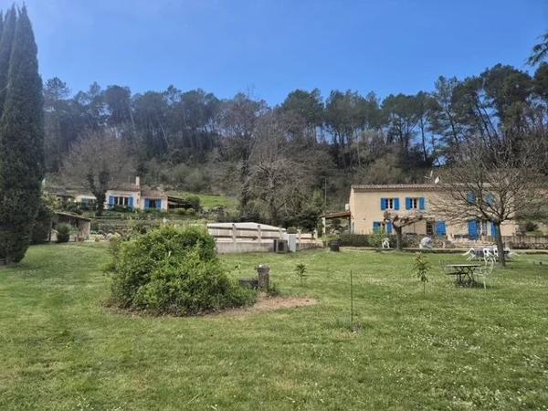 SALERNES Propriété à fort potentiel locatif : 3 maisons et appartement indépendant