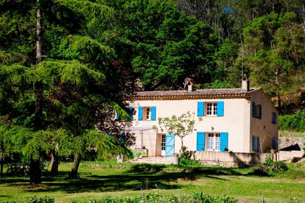 SALERNES Propriété à fort potentiel locatif : 3 maisons et appartement indépendant