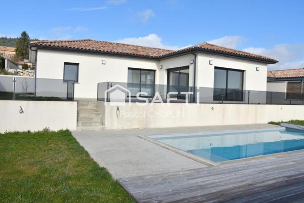 Magnifique villa lumineuse de plain pied avec piscine.