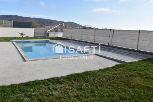 Magnifique villa lumineuse de plain pied avec piscine.