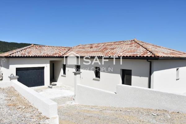 Magnifique villa lumineuse de plain pied avec piscine.