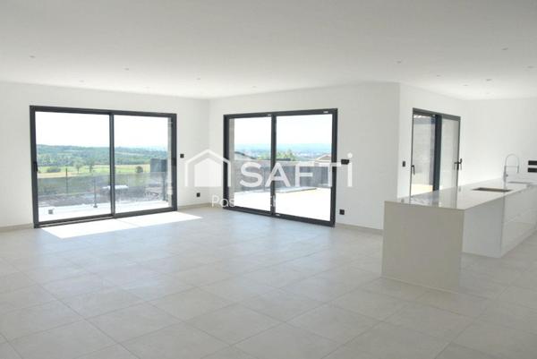 Magnifique villa lumineuse de plain pied avec piscine.