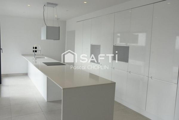 Magnifique villa lumineuse de plain pied avec piscine.