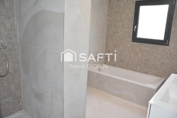 Magnifique villa lumineuse de plain pied avec piscine.