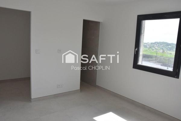 Magnifique villa lumineuse de plain pied avec piscine.