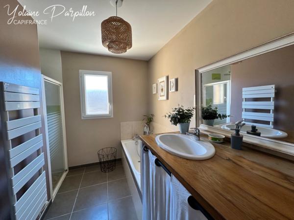 Maison à vendre de plain-pied avec 3 chs + 1 bureau, 594 m² de terrain - MONTAIGU VENDEE (85)