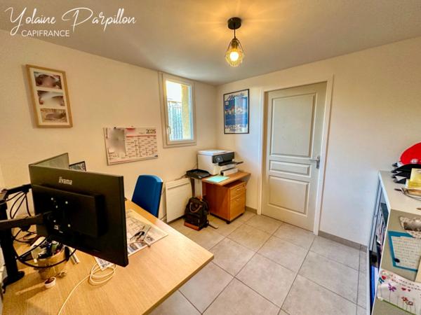 Maison à vendre de plain-pied avec 3 chs + 1 bureau, 594 m² de terrain - MONTAIGU VENDEE (85)
