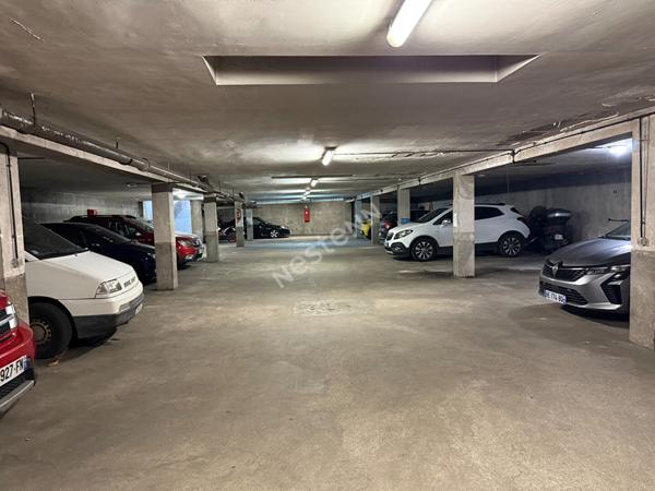 MONTREUIL, QUARTIER CROIX DE CHAVAUX , A VENDRE 10 BOXES ET 20 PLACES DE PARKINGS